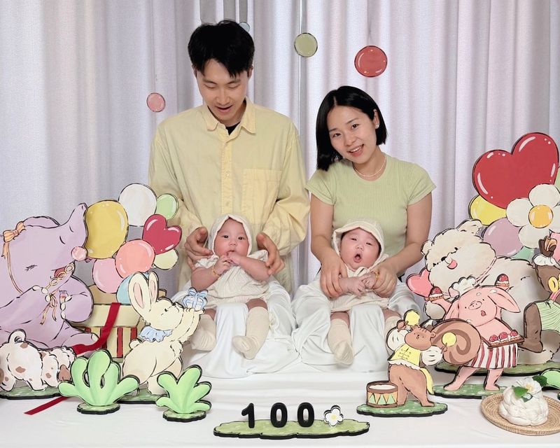 지난 3월 쌍둥이를 출산해 2000만원의 ‘육아동행지원금’을 받은 김신영 아워홈 책임(오른쪽) 가족 사진. 한화M&S 제공
