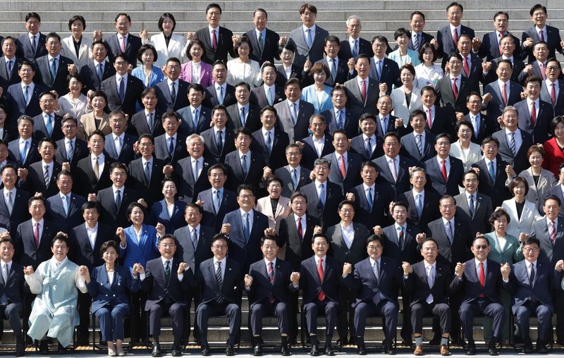 조정식 국회의장 등 국회의원들이 3일 오후 국회 본관 앞에서 22대 국회 후반기 단체사진을 찍으려고 모여 국회사무처 직원의 안내에 따라 손을 잡고 있다. 뉴시스
