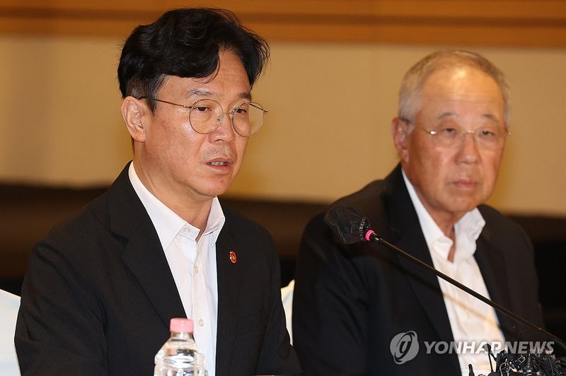 간담회하는 김영훈 장관 (출처=연합뉴스)