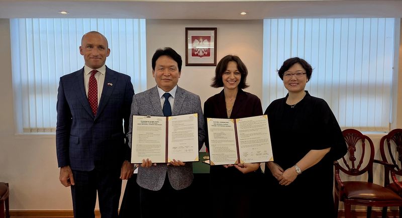 바르토시 비슈니에프스키 주한 폴란드 대사(맨왼쪽)와 신병대 청주시부시장(두번째) (출처=연합뉴스)