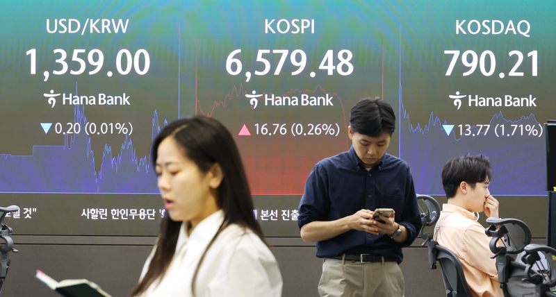 3일 서울 중구 하나은행 본점에서 직원들이 증시와 환율을 모니터 하고 있다. 이날 코스피는 전장보다 16.76포인트(0.26%) 오른 6,579.48에 거래를 종료했다. 원/달러 환율은 9.4원 내린 1,359.3원으로 장을 마쳤다. 사진=연합뉴스