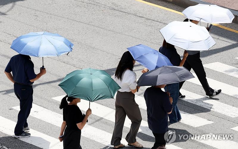 양산 쓴 시민들 (출처=연합뉴스)