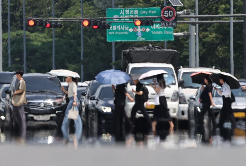 [서울=뉴시스] 황준선 기자 = 연일 폭염이 이어지고 있는 5일 서울 영등포구 여의대로에 아지랑이가 피어오르고 있다. 2026.08.05. hwang@newsis.com