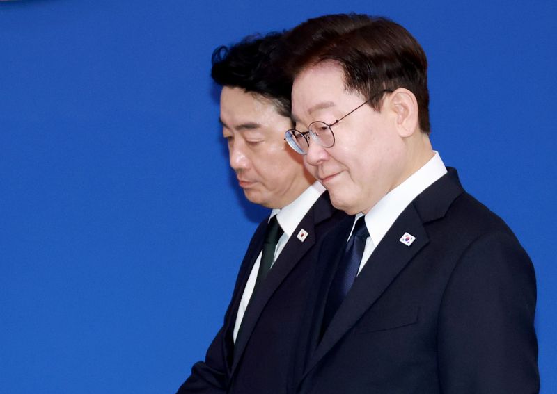 [서울=뉴시스] 조성봉 기자 = 이재명 대통령이 3일 청와대에서 열린 수석보좌관회의에서 강훈식 비서실장과 함께 입장하고 있다. 2026.09.03. suncho21@newsis.com