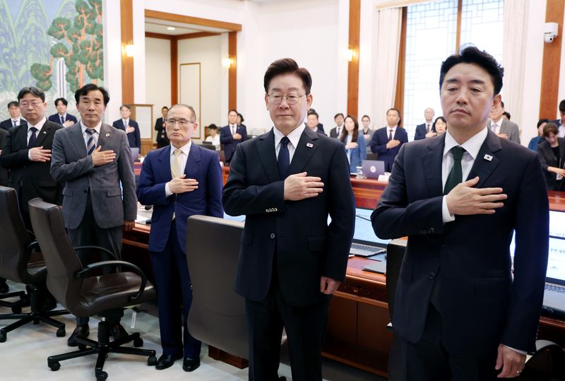 [서울=뉴시스] 조성봉 기자 = 이재명 대통령이 3일 청와대에서 열린 수석보좌관회의에서 국민의례를 하고 있다. 2026.09.03. suncho21@newsis.com