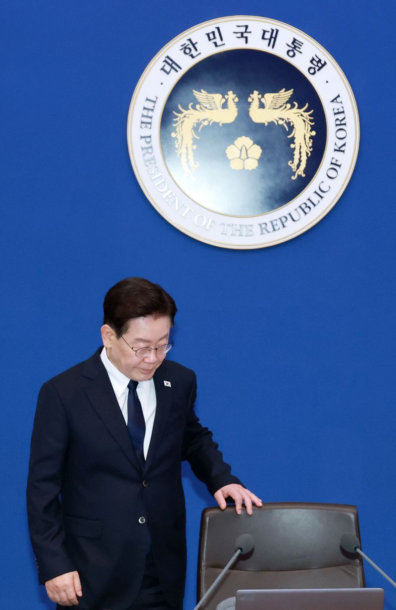 [서울=뉴시스] 조성봉 기자 = 이재명 대통령이 3일 청와대에서 열린 수석보좌관회의에서 강훈식 비서실장과 함께 자리에 앉고 있다. 2026.09.03. suncho21@newsis.com