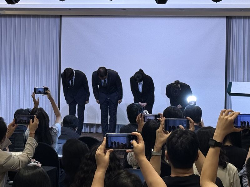 티빙 경영진들이 3일 서울 광화문 코리아나호텔에서 기자간담회를 열고 개인정보 유출 사고에 대해 사과하고 있다. 사진=최혜림 기자