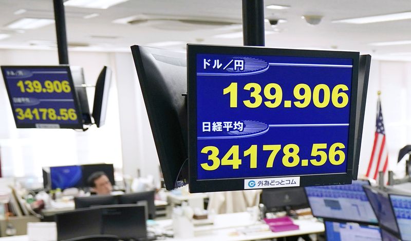 [도쿄=AP/뉴시스] 3일 일본 도쿄증시에서 주요 지수는 혼조 마감했다. 사진은 2025년 4월22일 일본 도쿄의 한 외환거래업체 직원이 달러·엔 환율과 닛케이225지수가 표시된 전광판 아래에서 업무를 보는 모습. 2026.09.03.