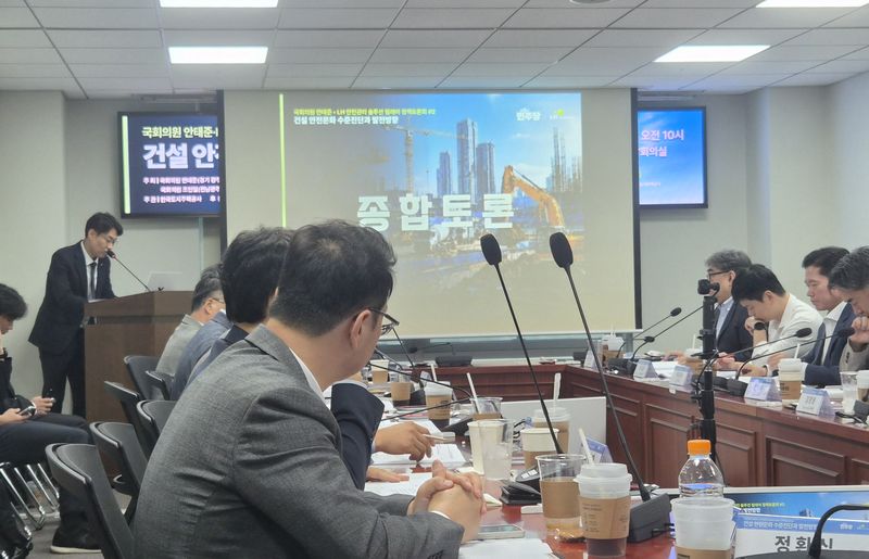 업계 및 학계 관계자들이 3일 국회의원회관에서 열린 '건설 안전문화 수준진단과 발전방향' 정책토론회에 참석해 발언하고 있다. 사진=이동혁 기자