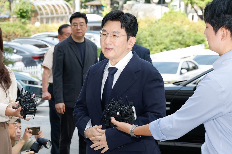 방시혁 하이브 의장이 15일 오전 자본시장법 위반 혐의(사기적 부정거래) 관련 조사를 받기 위해 마포구 서울경찰청 금융범죄수사대에 출석하며 취재진 질의에 답하고 있다. 2025.9.15 ⓒ 뉴스1 안은나 기자