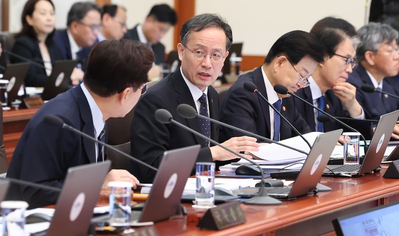 이재명 대통령과 부총리 겸 재정경제부 장관 후보자인 이형일 재경부 1차관이 1일 청와대에서 열린 국무회의에서 대화하고 있다. 2026.9.1 ⓒ 뉴스1 이재명 기자
