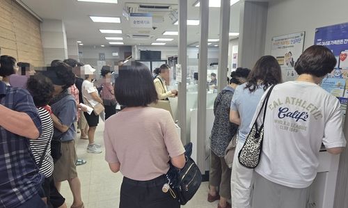 누비전 구입 기다리는 시민들 (출처=연합뉴스)