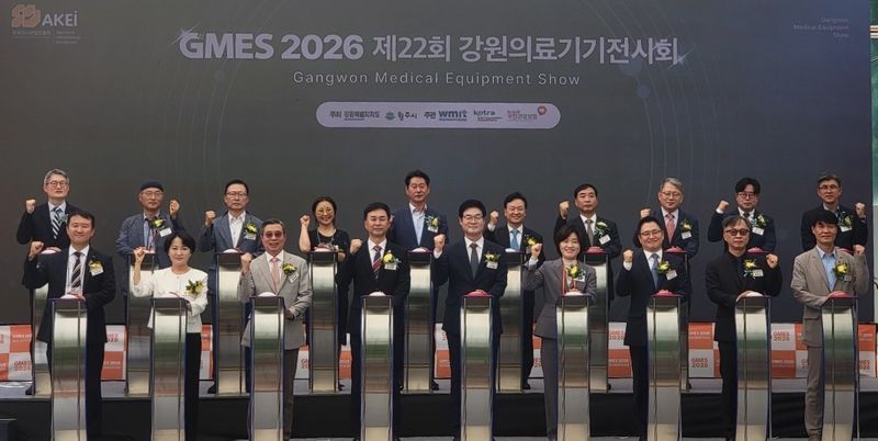 3일 강원특별자치도 원주기업도시 내 원주의료기기종합지원센터에서 열린 제22회 강원의료기기전시회(GMES 2026)에서 구자열 강원 원주시장, 문정환 원주시의회 의장, 김영성 원주의료기기산업진흥원장, 여준성 더불어민주당 원주 갑 지역위원장을 비롯한 내빈들이 기념촬영을 하고 있다. 2026.9.3 ⓒ 뉴스1 신관호 기자
