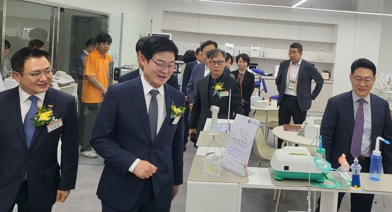 구자열 강원 원주시장을 비롯한 내빈들이 3일 강원특별자치도 원주기업도시 내 원주의료기기종합지원센터에서 열린 제22회 강원의료기기전시회(GMES 2026)에서 총 147개 국내·외 의료기기 기업·기관의 부스를 살펴보고 있다. 2026.9.3 ⓒ 뉴스1 신관호 기자