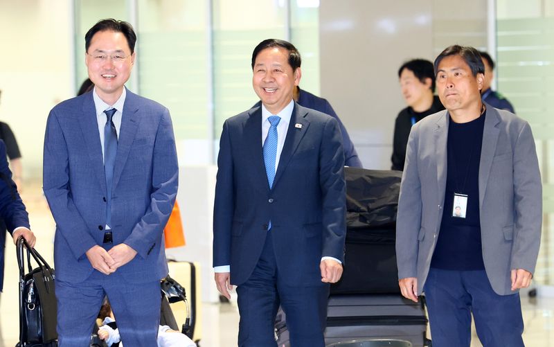 제2차 G20 재무장관·중앙은행 총재 회의 일정을 마친 구윤철 경제부총리 겸 재정경제부 장관이 3일 인천국제공항 제2여객터미널을 통해 귀국하고 있다. 뉴시스