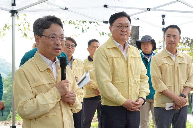 박은식 산림청장(앞줄 왼쪽)이 김현수 하동군수(앞줄 가운데)와 3일 경남 하동군 소나무재선충병 방제사업지를 찾아 방제추진상황을 점검하고 있다. (산림청 제공.재판매 및 DB금지)/뉴스1