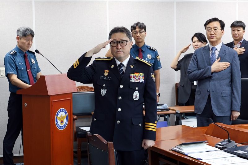 양영우 제23대 광주경찰청장(가운데) (출처=연합뉴스)