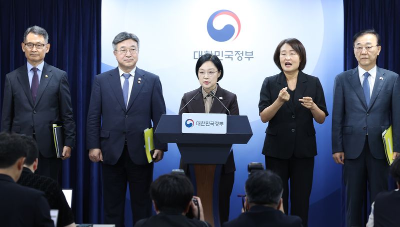 [서울=뉴시스] 조수정 기자 = 한성숙 국무총리·윤호중 행정안전부 장관·김윤덕 국토교통부 장관·허장 재정경제부 2차관이 3일 오전 서울 종로구 정부서울청사에서 행정·공공기관 이전 및 공공기관 기능개혁 관련 기자회견을 하고 있다. 2026.09.03. chocrystal@newsis.com