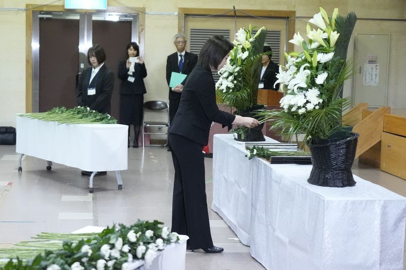[사도=AP/뉴시스] 한국 정부가 일본 측이 개최하는 사도광산 노동자 추도식에 올해도 참석하지 않을 방침이라고 NHK가 일본 정부 관계자들을 인용해 3일 보도했다. 사진은 2024년 11월24일 일본 니가타현 사도에서 열린 사도광산 추도식에서 이쿠이나 아키코 외무성 정무관이 일본 정부를 대표해 헌화하는 모습. 2026.09.03.