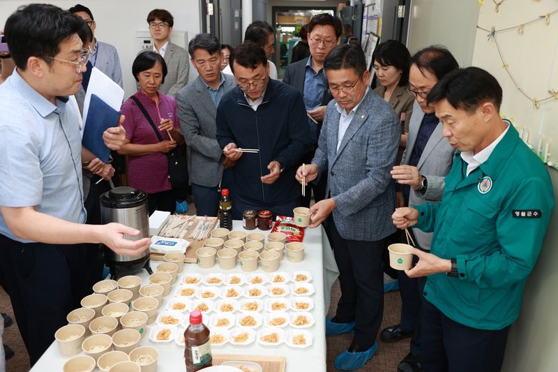 가공식품 품평회에서 맛을 보는 김길수 영월군수(오른쪽) (출처=연합뉴스)