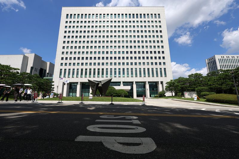 [서울=뉴시스] 홍효식 기자 = 정부가 2027년 상반기부터 법무부와 성평등부 등 수도권 소재 중앙행정기관의 세종 이전을 순차적으로 추진한다. 공소청·중수청과 경찰청 등 별도의 청사가 필요한 기관은 청사를 신축한 뒤 이전하기로 했다.사진은 정부의 2차 중앙행정기관 이전 추진 방향을 발표한 3일 서울 서초구 대검찰청 모습. 2026.09.03. yesphoto@newsis.com