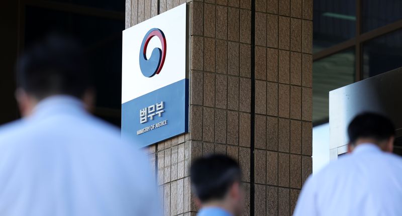 [과천=뉴시스] 홍효식 기자 = 정부가 2027년 상반기부터 법무부와 성평등부 등 수도권 소재 중앙행정기관의 세종 이전을 순차적으로 추진한다. 공소청·중수청과 경찰청 등 별도의 청사가 필요한 기관은 청사를 신축한 뒤 이전하기로 했다.사진은 정부의 2차 중앙행정기관 이전 추진 방향을 발표한 3일 경기도 과천정부청사 법무부 모습. 2026.09.03. yesphoto@newsis.com