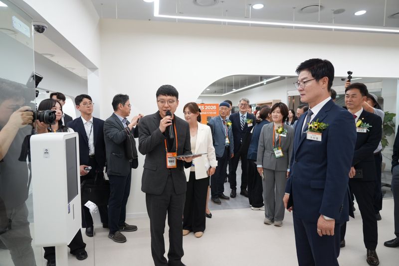제22회 강원의료기기전시회(GMES 2026)가 3일 원주 의료기기종합지원센터 상설전시장에서 개막한 가운데 구자열 원주시장이 참가기업들을 둘러보고 있다. 원주의료기기산업진흥원 제공