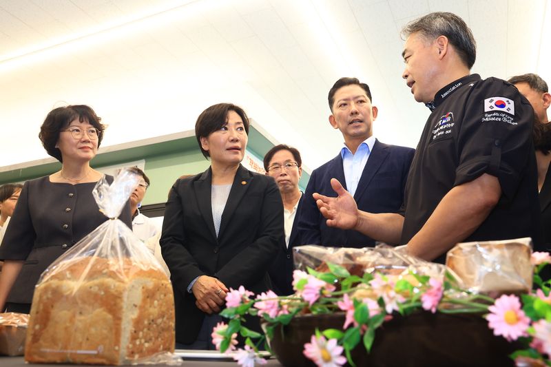 송미령 농림축산식품부 장관(왼쪽에서 두 번째)은 3일 경북 구미시 도개면 샘물영농조합법인을 찾아 공동영농 현장을 둘러보고, 고령화로 일손이 부족한 농촌의 새로운 생산 주체로 공동영농법인을 전면 육성하겠다고 밝혔다. (농식품부 제공) /2026.9.3/