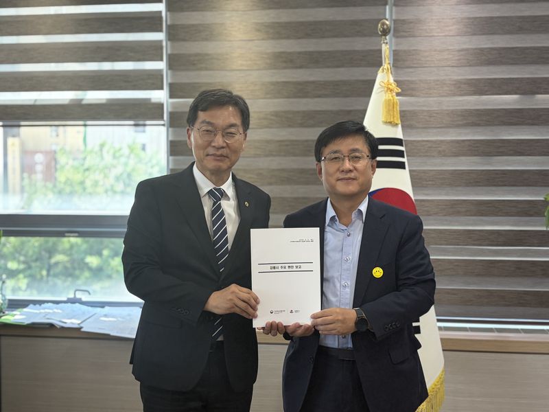 김중남 강릉시장이 3일 김성환 기후에너지환경부 장관을 예방, 기후부 소관 지역 현안을 설명하며 협조를 구했다. 강릉시 제공