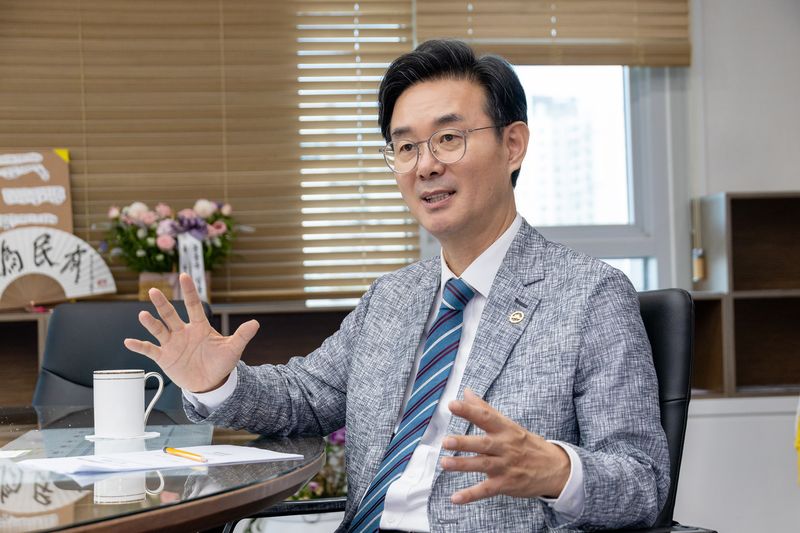 최동민 동대문구청장이 지난 1일 동대문구청 내 집무실에서 진행한 인터뷰를 통해 민선 9기 동대문구가 나아가야 할 방향에 대해 설명하고 있다. 동대문구 제공