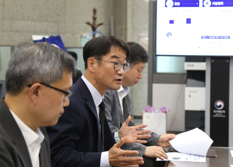 정연우 지식재산처 차장(가운데)이 3일 오전 대전 서구 정부대전청사 기자실에서 '2026년 상반기 특별사법경찰 수사실적'과 관련한 백브리핑을 하고 있다. 지식재산처 제공