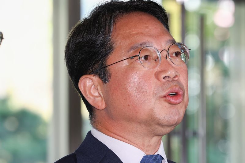 김승원 법무부 장관 후보자가 3일 오전 서울 종로구 적선현대빌딩에 마련된 인사청문 준비 사무실로 출근하며 취재진 질의에 답변하고 있다. 뉴시스