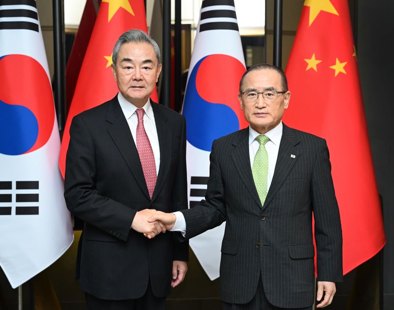 위성락 국가안보실장이 지난달 20일 왕이 중국공산당 중앙외사판공실 주임 겸 외교부장과 회담에 앞서 악수하고 있다. 청와대 제공
