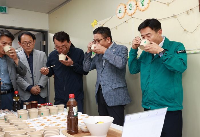강원 영월군이 3일 영월농협가공사업소에서 '장류 활용 가공식품 개발사업 성과 품평회'를 연 가운데, 이날 김길수 영월군수(맨 오른쪽)를 비롯한 품평회 참석자들이 가공식품을 맛보고 있다. (영월군 제공. 재판매 및 DB금지) 2026.9.3/뉴스1