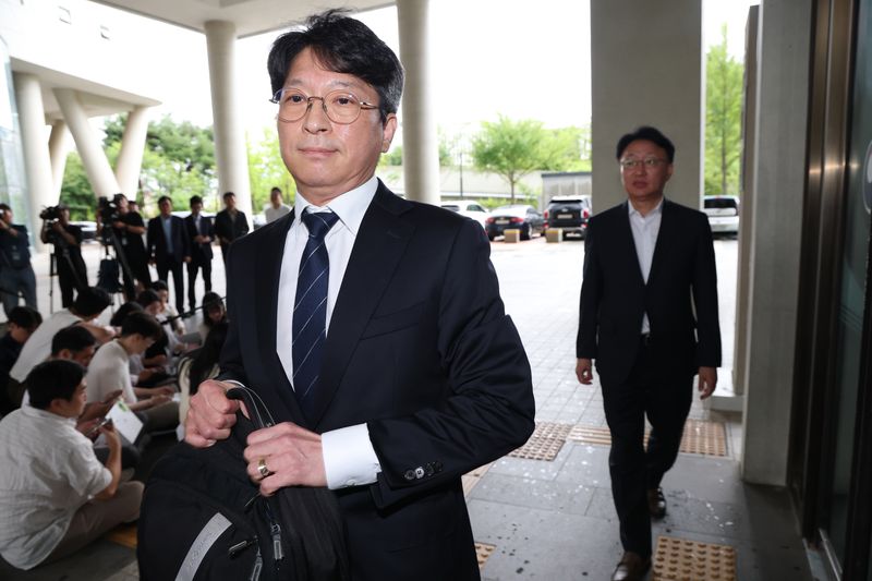 홍지선 국토교통부 장관 후보자가 8월 31일 세종시 정부세종청사로 출근하며 취재진의 질문에 답변 후 청사로 들어가고 있다. 사진=뉴스1