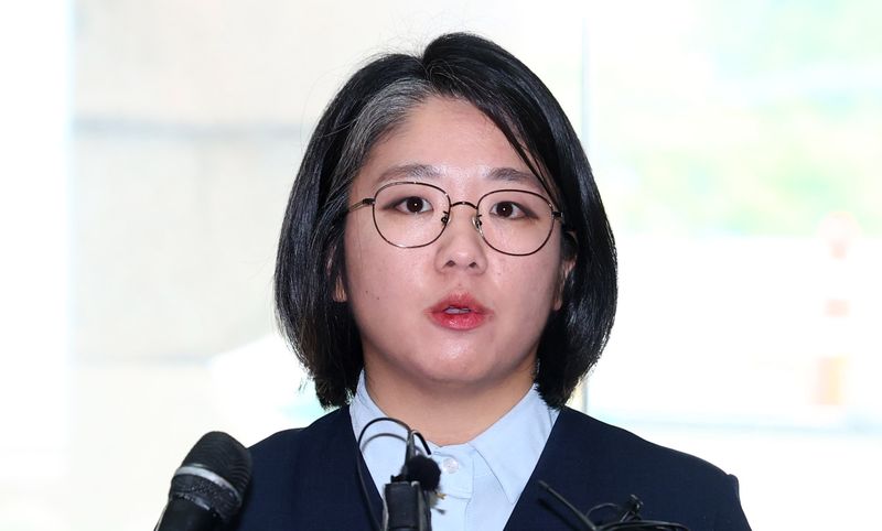 용혜인 성평등가족부 장관 후보자가 2일 서울 서대문구 한국청소년활동진흥원에 마련된 인사청문 준비 사무실로 첫 출근하며 취재진 질문에 답변하고 있다. 뉴시스