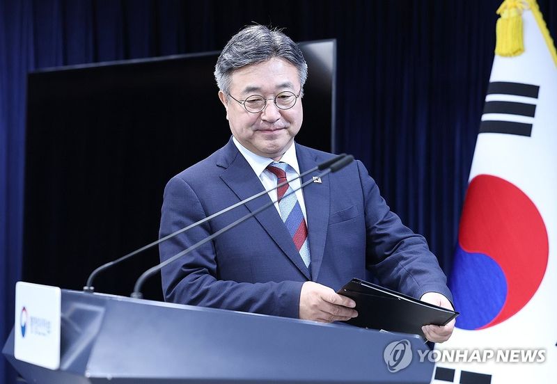 '초대 중수청장 국민 추천' 브리핑 입장하는 윤호중 행안부 장관 (출처=연합뉴스)