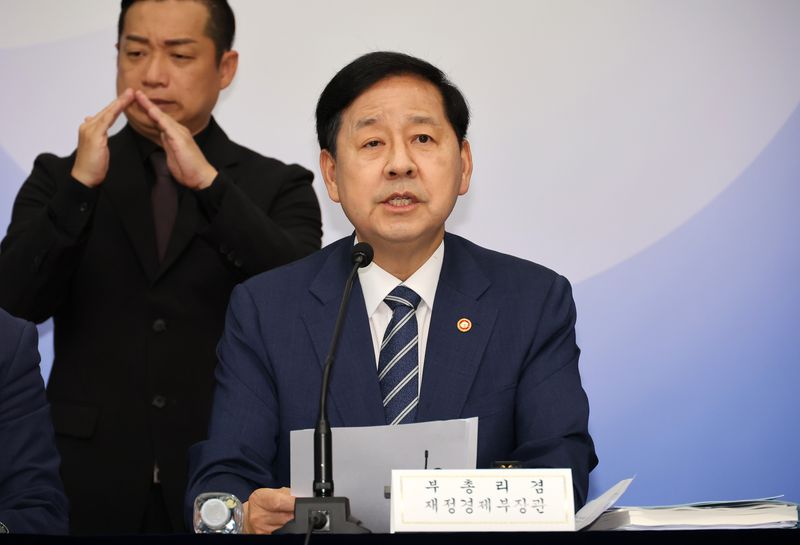 [세종=뉴시스] 배훈식 기자 = 구윤철 경제부총리 겸 재정경제부 장관이 지난 달 30일 오후 세종시 정부세종청사에서 2026년 세제개편안 상세 브리핑을 하고 있다. 2026.08.03. dahora83@newsis.com