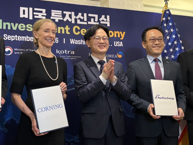 김정관 산업통상부 장관(가운데)이 3일(현지시간) 미국 워싱턴DC에서 산업부와 대한무역투자진흥공사(코트라)가 개최한 미국 기업 대상 '투자신고식 및 라운드테이블' 행사에서 기념촬영에 나서고 있다. 뉴시스