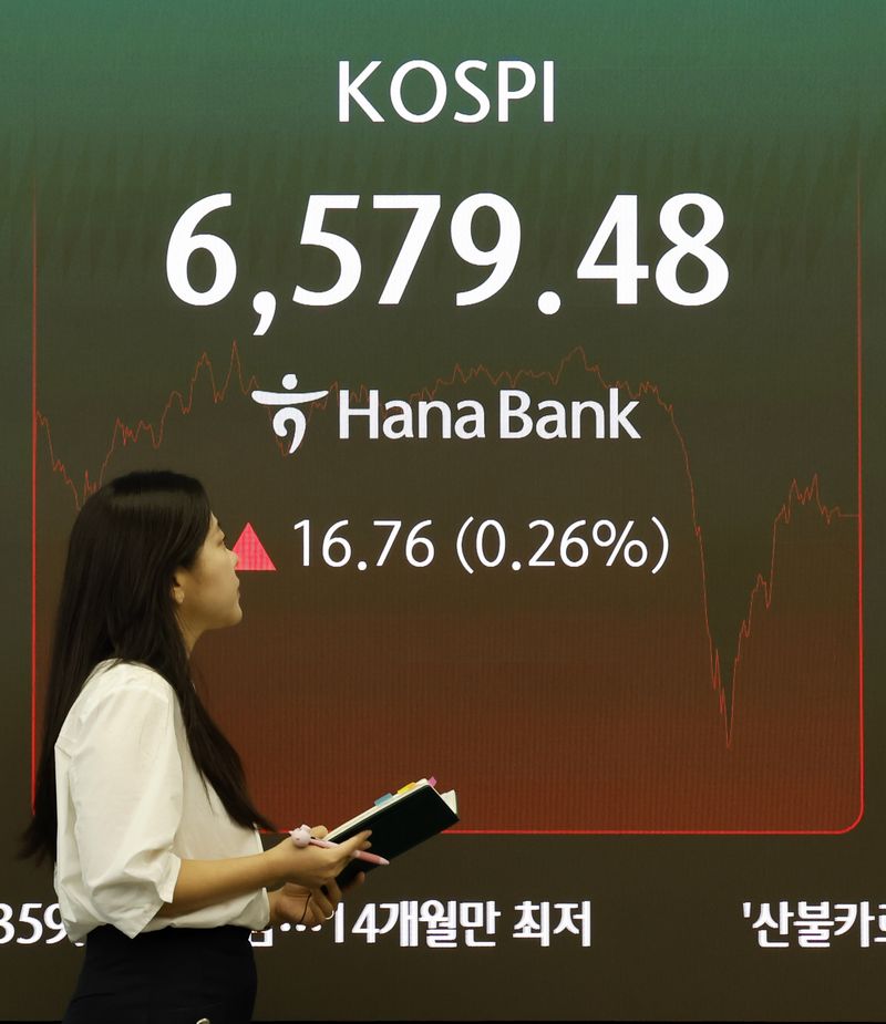 3일 서울 중구 하나은행 딜링룸 전광판에 주요 지수가 표시되고 있다. 뉴시스 제공