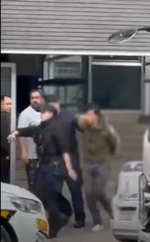 우루과이 공화국대 의대 흉기 난동법이 체포된 모습. 라보즈홈페이지 동영상 캡처