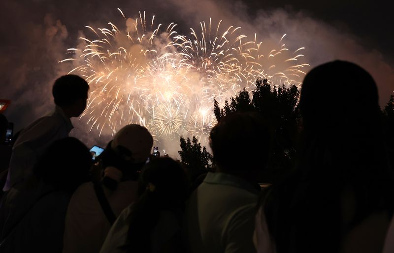 27일 서울 여의도 한강공원 일대에서 열린 '2025 서울세계불꽃축제'에서 시민들이 화려한 불꽃쇼를 보고 있다. 2025.9.27 ⓒ 뉴스1 김민지 기자