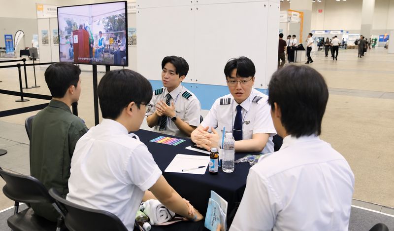 지난 2일부터 3일까지 부산 벡스코에서 열린 '2026 항공산업 커리어 엑스포 in 부산'에서 에어부산·진에어·에어서울 운항 직군 현직 조종사들이 구직자들과 1:1 맞춤형 멘토링을 진행하고 있다. 에어부산 제공
