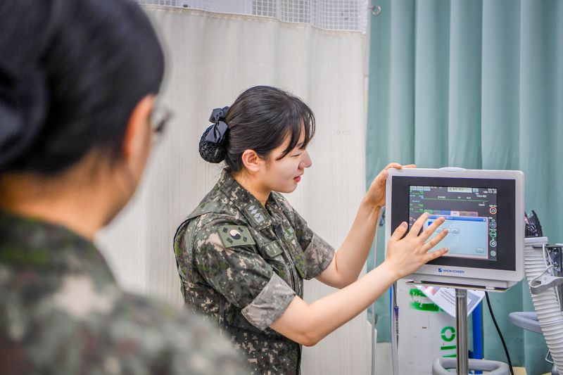 해병대 연평부대 간호과장 허수진 대위가 의무중대원을 대상으로 의료 장비 교육을 하고 있다. 해병대 제공