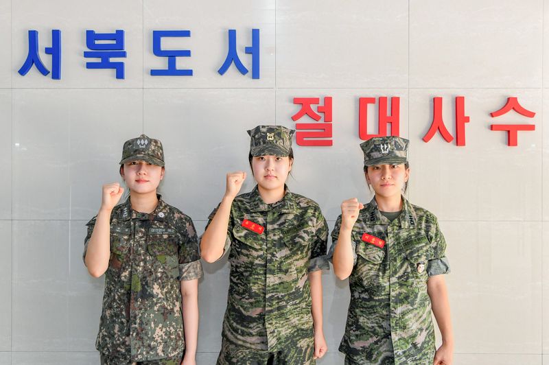 연평도에서 근무하는 여군들이 '서북도서 절대사수' 결의를 다지며 단체 사진을 촬영하고 있다.(좌측부터 대위 허수진, 중사 유은지, 대위 이유림)