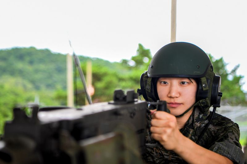 해병대 연평부대 전차소대장 이유림 대위가 K-6 중기관총 사격 절차를 숙달하고 있다. 해병대 제공