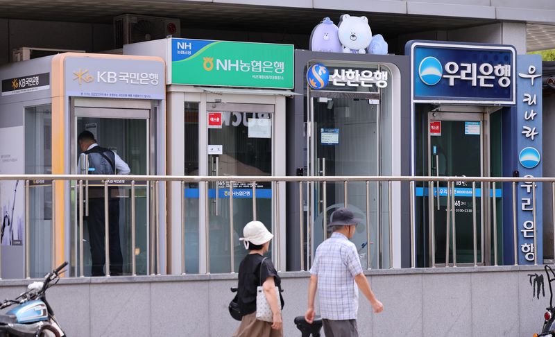 2일 오후 서울 시내의 한 시중은행 ATM 앞으로 시민이 이동하고 있다. 2026.9.2 ⓒ 뉴스1 박지혜 기자