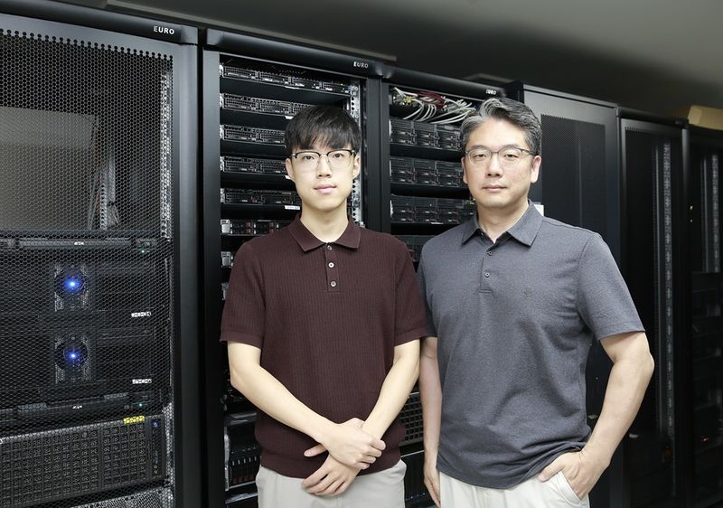 KAIST 이건호 박사과정생(왼쪽), 김민수 교수(KAIST 제공) /뉴스1