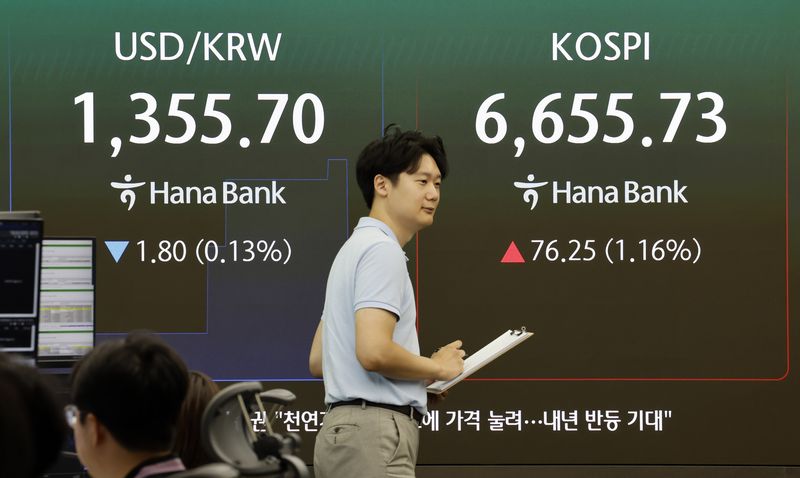 4일 서울 중구 하나은행 딜링룸 전광판에 주요 지수가 표시되고 있다. 뉴시스 제공