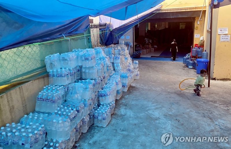 카트만두 임시 대피소 앞에 쌓인 생수 (출처=연합뉴스)